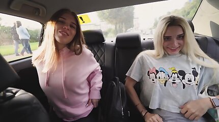 Покатал двух русских девушек в машине, а поебал только одну