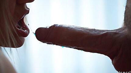 Качок поимел спортивную блондинку с натуральными дойками у окна