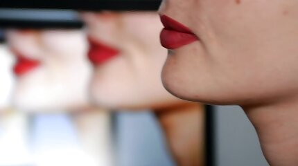 Минет крупным планом с камшотом в горячий женский рот