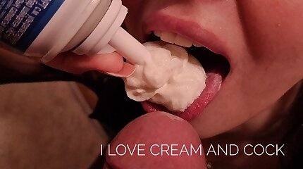 Русская милф делает минет со сливками супругу