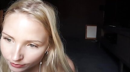 Голубоглазая блондинка заставляет кончить своим стоном