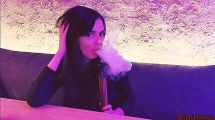 Покурила кальянчик и попрыгала в туалете заведения на конце парня